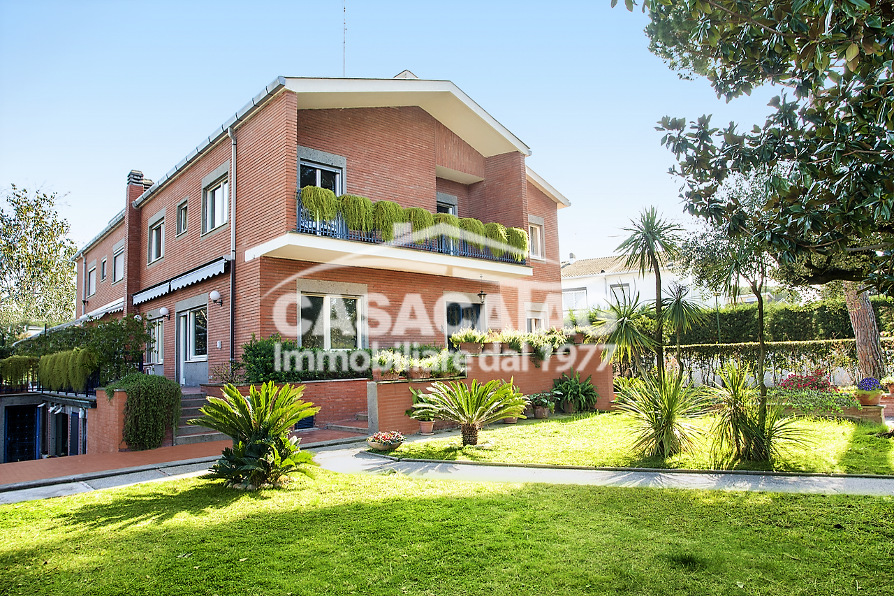 Vendita Villa in Bifamiliare – Casalpalocco, Viale Tucidide